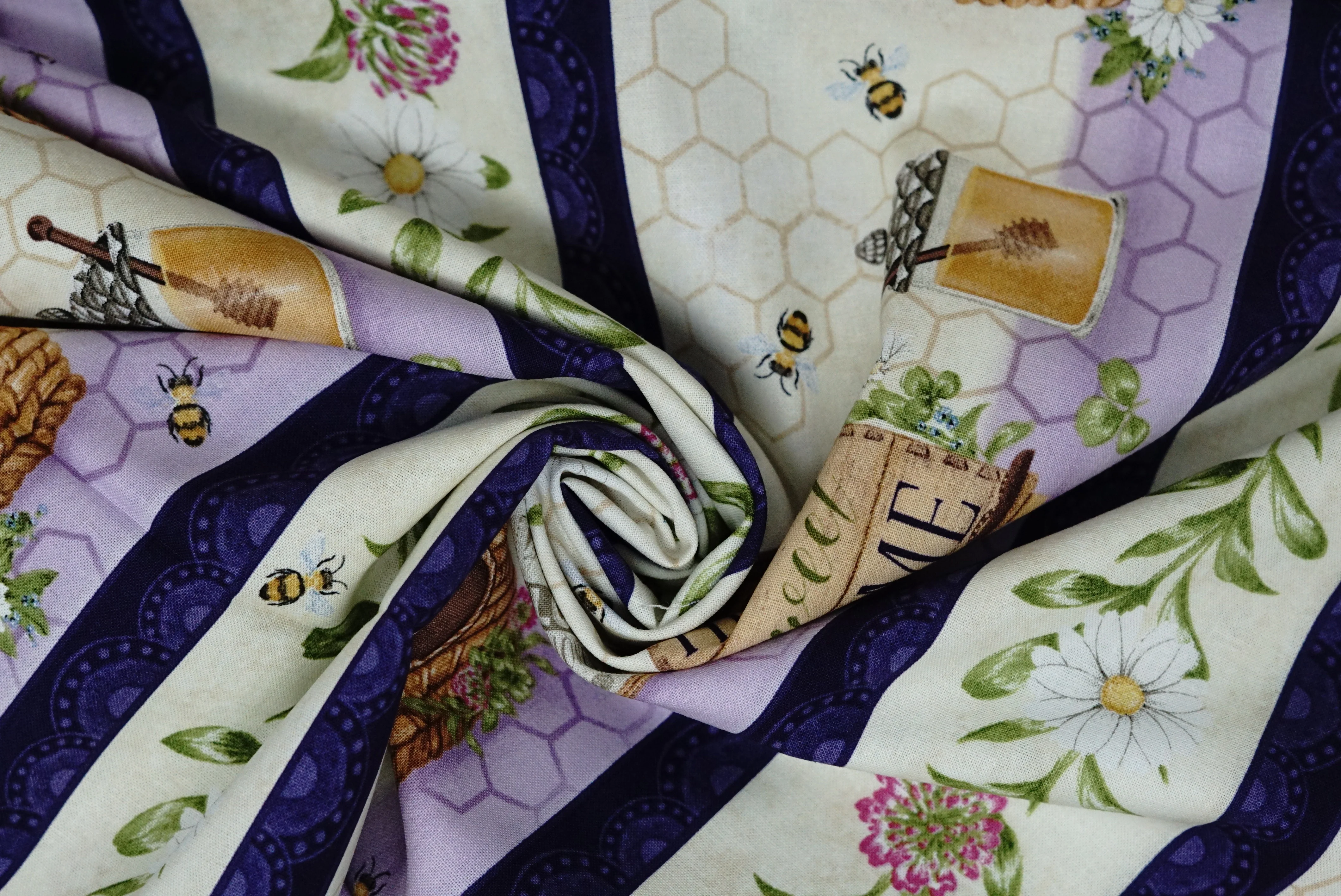 The Art of Beekeeping - 44/45" - 100% Cotton - Image 4