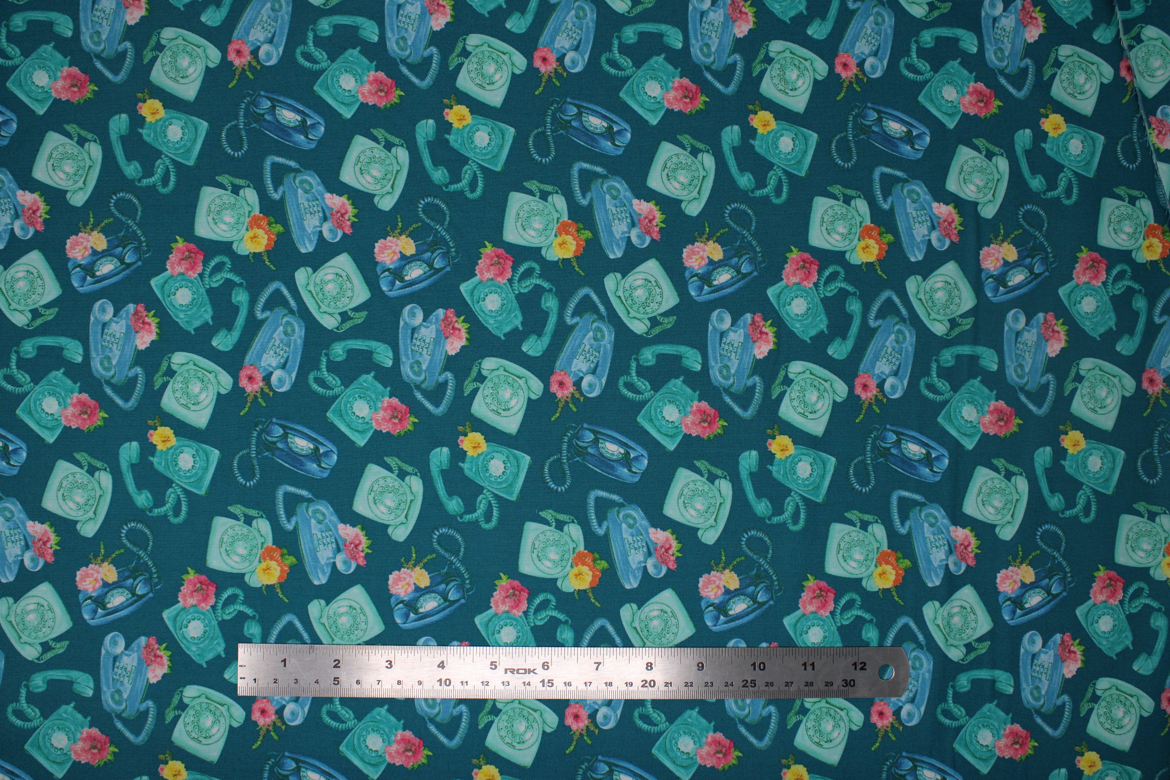 Between Friends - 45" - 100% Cotton - Image 2