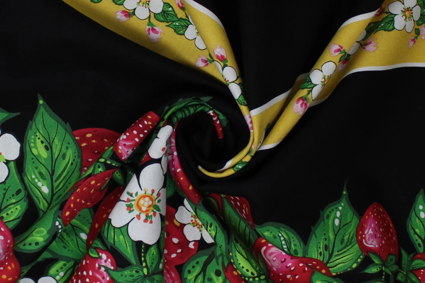 Strawberry Dreamcatcher - 43/44" - 100% cotton - Image 8