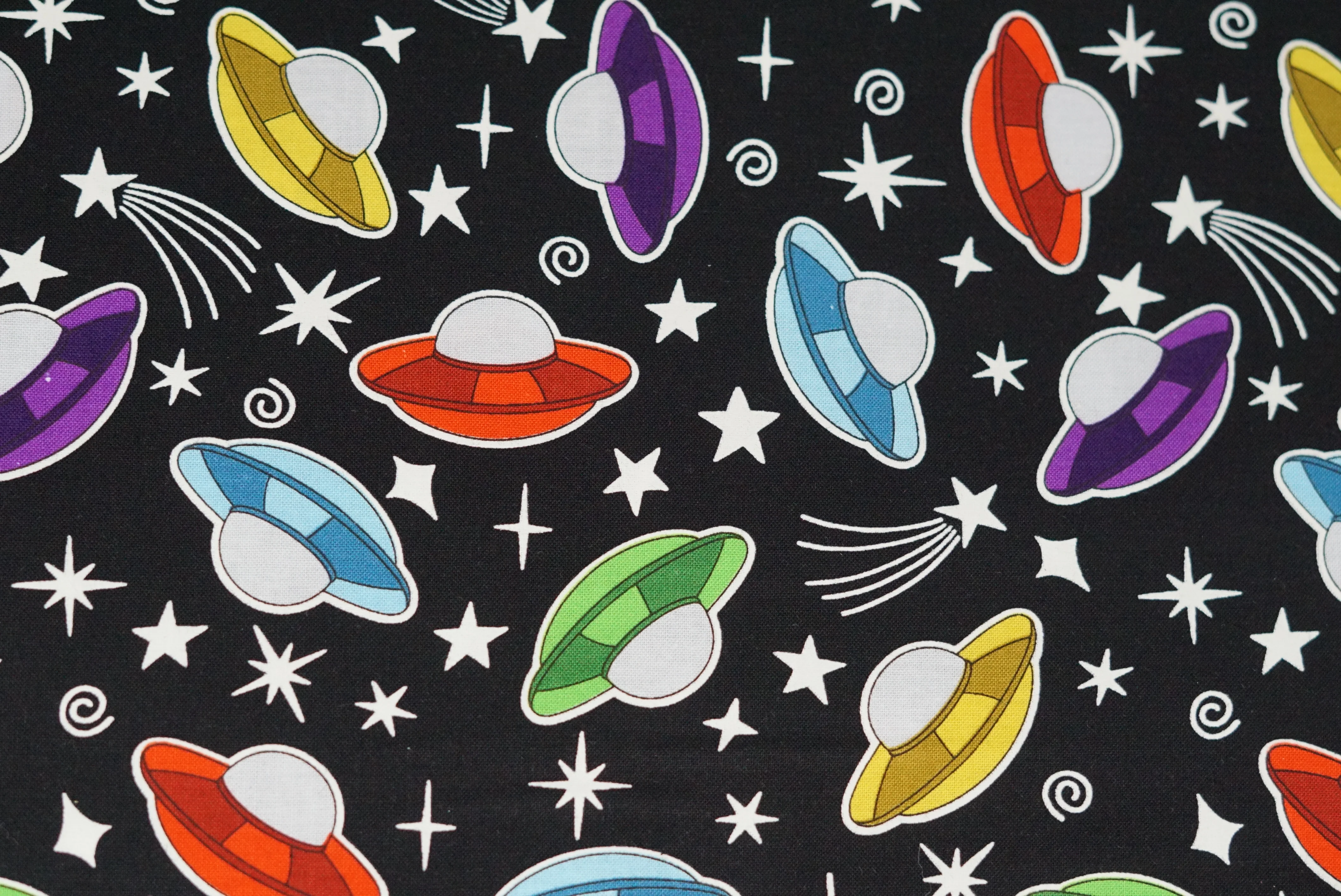 Amazing Aliens - 44/45" - 100% Cotton - Image 5