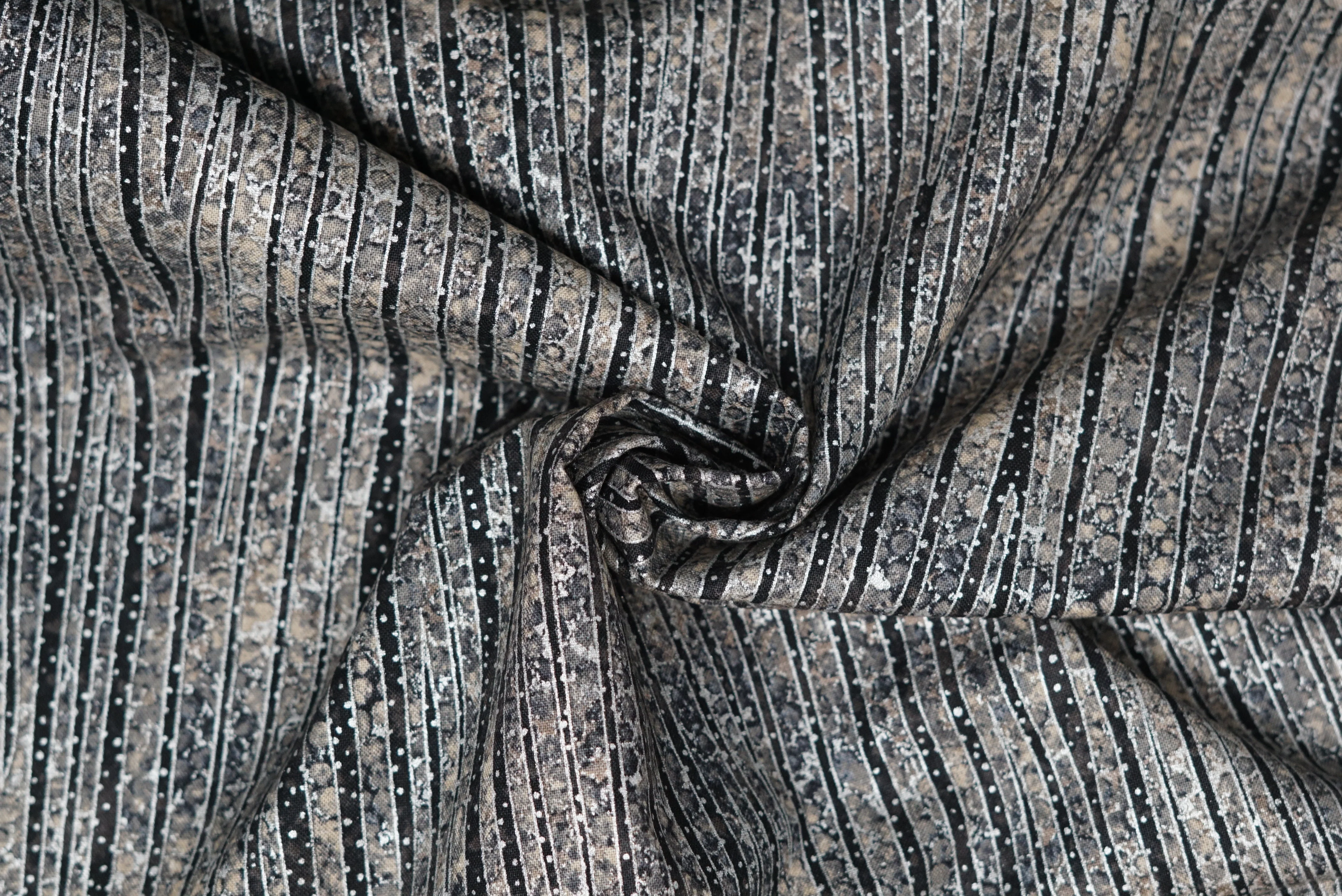 New Shimmer - 44/45" - 100% Cotton - Image 10